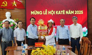 Lâm Đồng: Đoàn công tác của Tỉnh ủy chúc Tết Katê đồng bào Chăm Bàlamôn tại Liên Hương và Tuy Phong