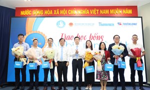 Bí thư Trung ương Đoàn Nguyễn Minh Triết trao học bổng “Nghị lực mùa thi” 