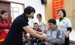 Lâm Đồng: Ủy ban MTTQ Việt Nam tỉnh trao tặng 100 suất quà và xe lăn cho người khuyết tật tỉnh 