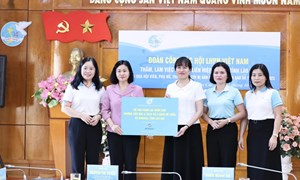 Chủ tịch Hội Liên hiệp phụ nữ Việt Nam tặng quà phụ nữ, trẻ em bị ảnh hưởng bởi bão lũ tại Lào Cai