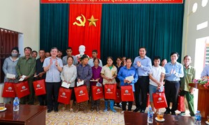 Phó Chủ tịch UBTƯ MTTQ Việt Nam, Chủ tịch Hội nông dân Lương Quốc Đoàn thăm hỏi, trao quà tới hội viên, nông dân Lạng Sơn bị thiệt hại do bão lũ