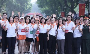 Phó Chủ tịch Ủy ban Trung ương MTTQ Việt Nam, Chủ tịch Hội LHPN Việt Nam Nguyễn Thị Tuyến tham dự giải chạy hưởng ứng Vì môi trường không khói thuốc 