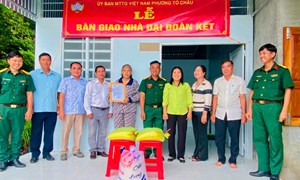 An Giang: Ủy ban MTTQ Việt Nam phường Tô Châu bàn giao nhà Đại đoàn kết cho hộ có hoàn cảnh khó khăn