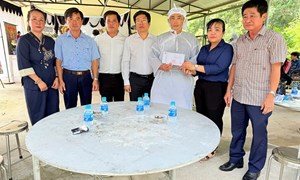 TP Hồ Chí Minh: Ủy ban MTTQ Việt Nam thành phố thăm hỏi, động viên và hỗ trợ gia đình cụ bà 79 tuổi bị nước cuốn trôi tại xã Bàu Bàng 
