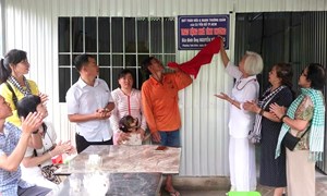 An Giang: Ủy ban MTTQ Việt Nam phường Tịnh Biên bàn giao nhà Tình thương và trao thẻ bảo hiểm y tế cho học sinh có hoàn cảnh khó khăn
