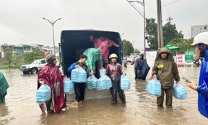 Hội LHPN TP Huế nấu hơn 11.000 suất cơm hỗ trợ người dân vùng ngập lụt