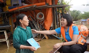 LĐLĐ Đà Nẵng trao quà, động viên lực lượng tuyến đầu và người lao động sau mưa lũ