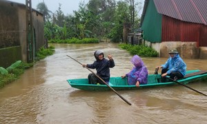 Trong tâm lũ, người dân Hà Tĩnh đùm bọc, cùng nhau vượt khó