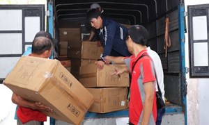 TPHCM vận chuyển 30 tấn hàng hóa hỗ trợ người dân Huế và Đà Nẵng