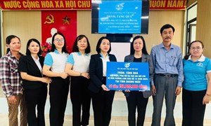 Phó Chủ tịch Hội LHPN Việt Nam thăm, tặng quà hội viên, phụ nữ và trẻ em bị ảnh hưởng bão số 12