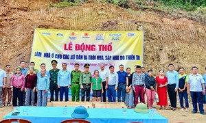 Người dân vùng lũ ở Nghệ An vui mừng được xây nhà mới