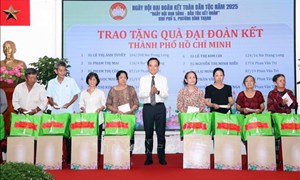 Bí thư Thành ủy TPHCM Trần Lưu Quang dự Ngày hội đại đoàn kết toàn dân tộc khu phố 5, phường Bình Thạnh
