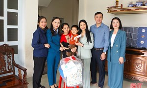 Hội LHPN Việt Nam trao hơn 400 suất quà cho hội viên phụ nữ và trẻ em Hà Tĩnh