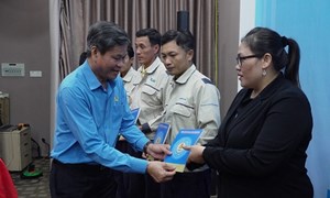 Tổng Liên đoàn Lao động Việt Nam hỗ trợ đoàn viên Quảng Ngãi khắc phục hậu quả bão lũ