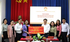 Phó Chủ tịch - Tổng Thư ký Nguyễn Thị Thu Hà tiếp nhận số tiền 5 tỷ đồng ủng hộ đồng bào khắc phục thiệt hại do bão lũ gây ra