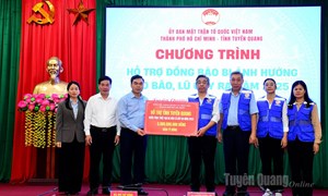 Ủy ban MTTQ Việt Nam tỉnh Tuyên Quang tiếp nhận số tiền 5 tỷ đồng từ TP Hồ Chí Minh hỗ trợ khắc phục hậu quả bão lũ 