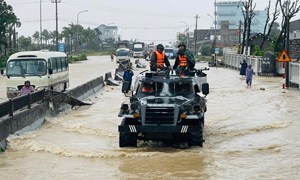 Xe thiết giáp vượt lũ tiếp tế thực phẩm cho người dân Đắk Lắk