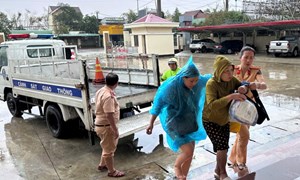 Gia Lai: Chung tay góp sức để người dân vững lòng giữa trận lũ dữ