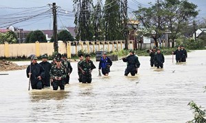 Trung tâm Huấn luyện quân sự quốc gia 2 nỗ lực ứng cứu giúp dân vùng ngập lụt