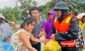 Tổng cục Chính trị thăm, động viên người dân vùng lũ Đắk Lắk và Gia Lai