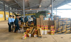 Trực thăng của Sư đoàn 372 bay mang theo 3 tấn hàng cứu trợ đồng bào lũ lụt tại tỉnh Đắk Lắk