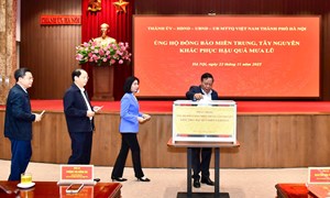 Cán bộ và nhân dân Thủ đô ủng hộ đồng bào miền Trung, Tây Nguyên khắc phục hậu quả mưa lũ