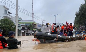 Lực lượng Vùng 4 Hải quân hỗ trợ di dời hơn 5.000 người dân khỏi các điểm ngập sâu