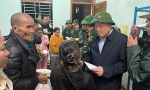 Phó Thủ tướng Thường trực Chính phủ Nguyễn Hòa Bình thăm hỏi, động viên người dân vùng ngập lũ tại Đắk Lắk 