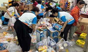 TP Hồ Chí Minh vận chuyển gấp 15 tấn nhu yếu phẩm đến Khánh Hòa trong đêm 21/11