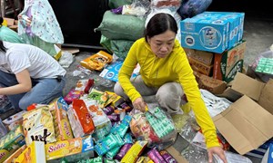 TP Hồ Chí Minh: Dừng tiếp nhận quần áo cứu trợ, chuyển trọng tâm sang tái thiết sau lũ