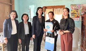 Hội LHPN Việt Nam trao 150 phần quà hỗ trợ phụ nữ và trẻ mồ côi vùng lũ Lâm Đồng