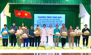Đồng Tháp: Ủy ban MTTQ Việt Nam tỉnh tặng quà hỗ trợ hộ nghèo, cận nghèo xã Đốc Binh Kiều