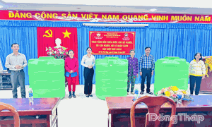 Đồng Tháp: Ủy ban MTTQ Việt Nam tỉnh trao 13 bồn chứa nước cho người dân