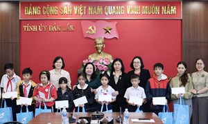 Phó Chủ tịch Nguyễn Thị Tuyến trao quà hỗ trợ hội viên, phụ nữ, trẻ em vùng lũ ở Đắk Lắk