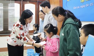 Phó Chủ tịch Ủy ban Trung ương MTTQ Việt Nam, Chủ tịch Hội LHPN Việt Nam Nguyễn Thị Tuyến trao quà hỗ trợ hội viên, phụ nữ, trẻ em vùng lũ Gia Lai