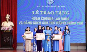Hội LHPN Việt Nam tổ chức Lễ trao tặng khen thưởng cấp Nhà nước