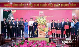 Nghệ An: Chủ tịch Ủy ban MTTQ Việt Nam tỉnh chúc mừng Ủy ban Đoàn kết Công giáo tỉnh nhân dịp Giáng sinh 2025