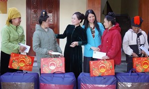 Hội LHPN Việt Nam tổ chức chương trình trao Tết yêu thương tại tỉnh Điện Biên 