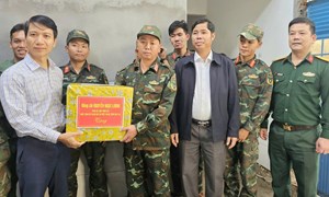 Gia Lai: Chủ tịch Ủy ban MTTQ Việt Nam tỉnh tặng quà lực lượng quân đội tham gia “Chiến dịch Quang Trung“