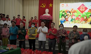 “Chung vị Tết Việt - Gắn kết muôn miền” mang hơi ấm Tết đến người dân Cần Thơ 
