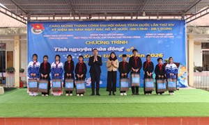 Đoàn Thanh niên Mặt trận Tổ quốc, các đoàn thể Trung ương trao học bổng cho học sinh nghèo vượt khó tỉnh Cao Bằng 