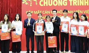 Hội Sinh viên Việt Nam trao quà cho cán bộ Hội có hoàn cảnh khó khăn nhân dịp Tết Nguyên đán 2026
