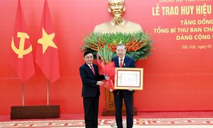 Lễ trao Huy hiệu 45 năm tuổi Đảng tặng Tổng Bí thư Tô Lâm