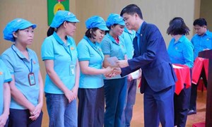 Tổng Liên đoàn Lao động Việt Nam thăm, tặng quà Tết công nhân tại Hưng Yên