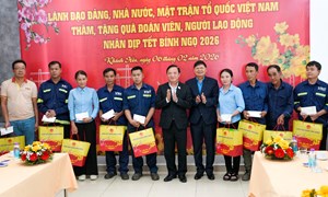 Phó Chủ tịch Quốc hội Nguyễn Khắc Định thăm, chúc Tết công nhân, gia đình chính sách tại Khánh Hòa