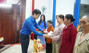 Phó Chủ tịch Ủy ban Trung ương MTTQ Việt Nam, Bí thư thứ nhất Trung ương Đoàn Bùi Quang Huy trao quà Tết tại Gia Lai