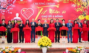 Phó Chủ tịch Thường trực Quốc hội Đỗ Văn Chiến dự Chương trình Tết Nhân ái - Chợ Tết 0 đồng tại tỉnh Phú Thọ
