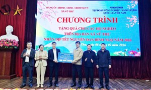 Phó Chủ tịch Quốc hội Nguyễn Khắc Định dự chương trình trao quà Tết tặng hộ nghèo tại tỉnh Hưng Yên