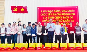 Phó Chủ tịch Quốc hội, Thượng tướng Trần Quang Phương trao quà Tết tại tỉnh Quảng Ngãi