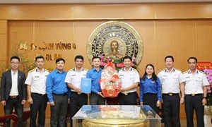 Trung ương Đoàn TNCS Hồ Chí Minh đến thăm, chúc Tết các chiến sĩ, cán bộ Vùng 4 Hải quân